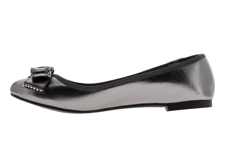 Zapato plano color gris gunmetal metalizado con moño decorado con tachuelas plateadas.