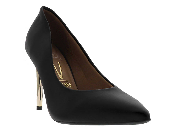 Zapato de tacón alto color negro con tacón metálico dorado y punta redonda.
