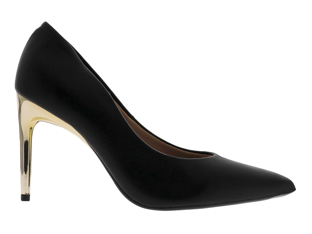 Zapato de tacón alto color negro con tacón metálico dorado y punta redonda.