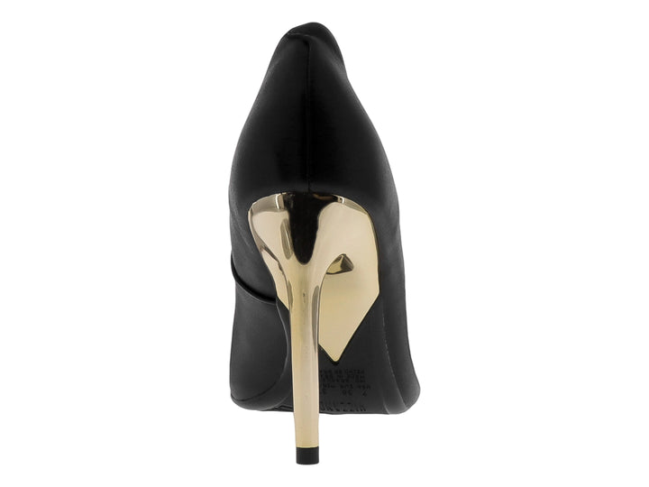 Zapato de tacón alto color negro con tacón metálico dorado y punta redonda.