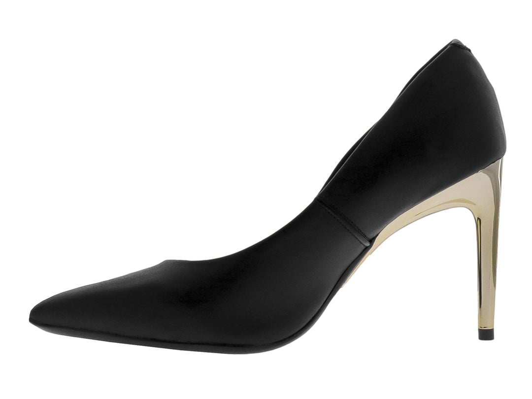 Zapato de tacón alto color negro con tacón metálico dorado y punta redonda.