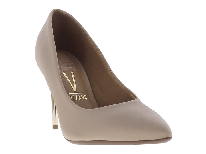 Zapato de tacón color beige con punta fina y tacón dorado.