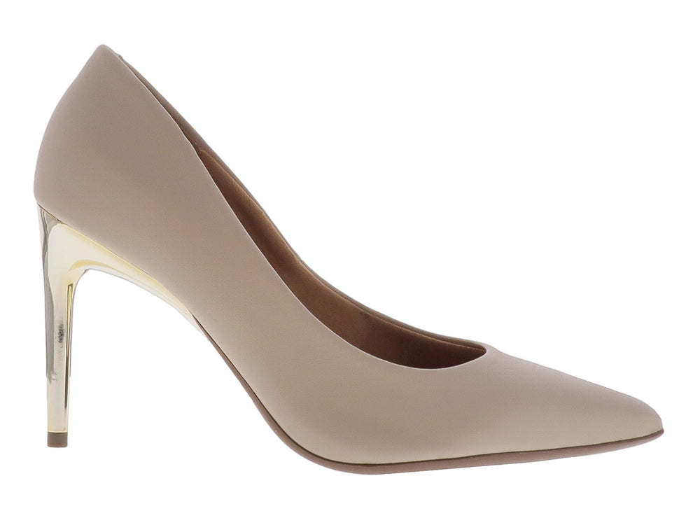 Zapato de tacón color beige con punta fina y tacón dorado.