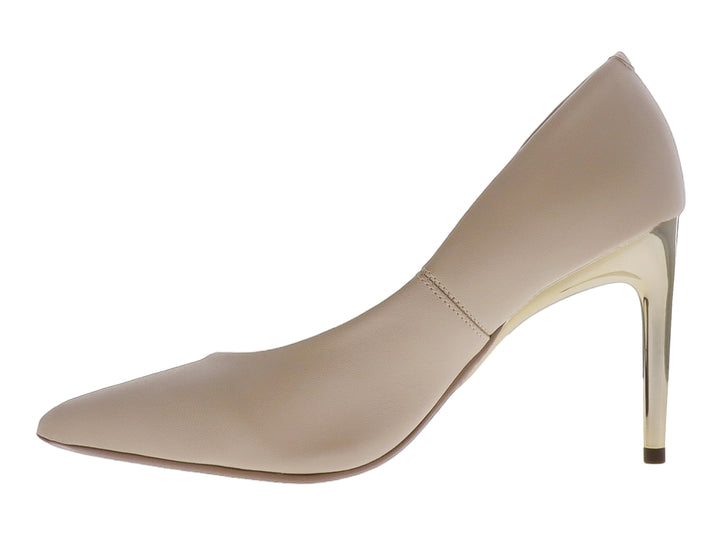 Zapato de tacón color beige con punta fina y tacón dorado.