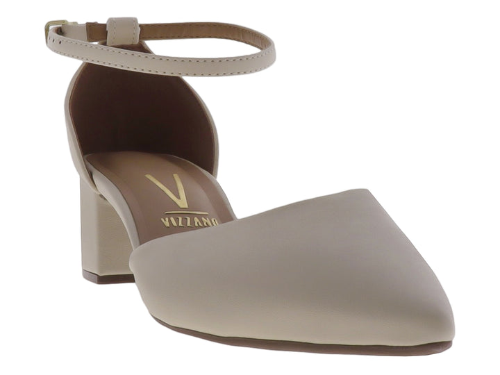 Zapato de tacón grueso color creme con punta fina y correa ajustable al tobillo para mujer.