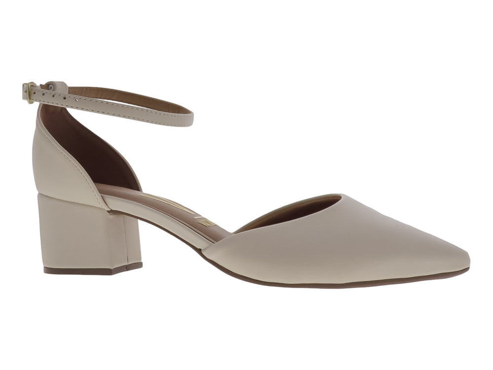 Zapato de tacón grueso color creme con punta fina y correa ajustable al tobillo para mujer.