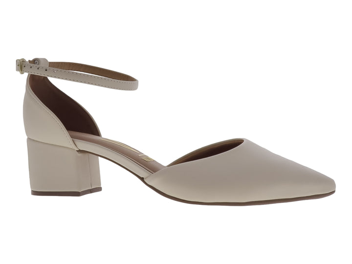 Zapato de tacón grueso color creme con punta fina y correa ajustable al tobillo para mujer.