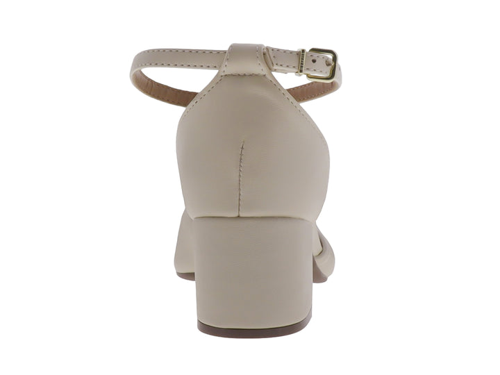Zapato de tacón grueso color creme con punta fina y correa ajustable al tobillo para mujer.