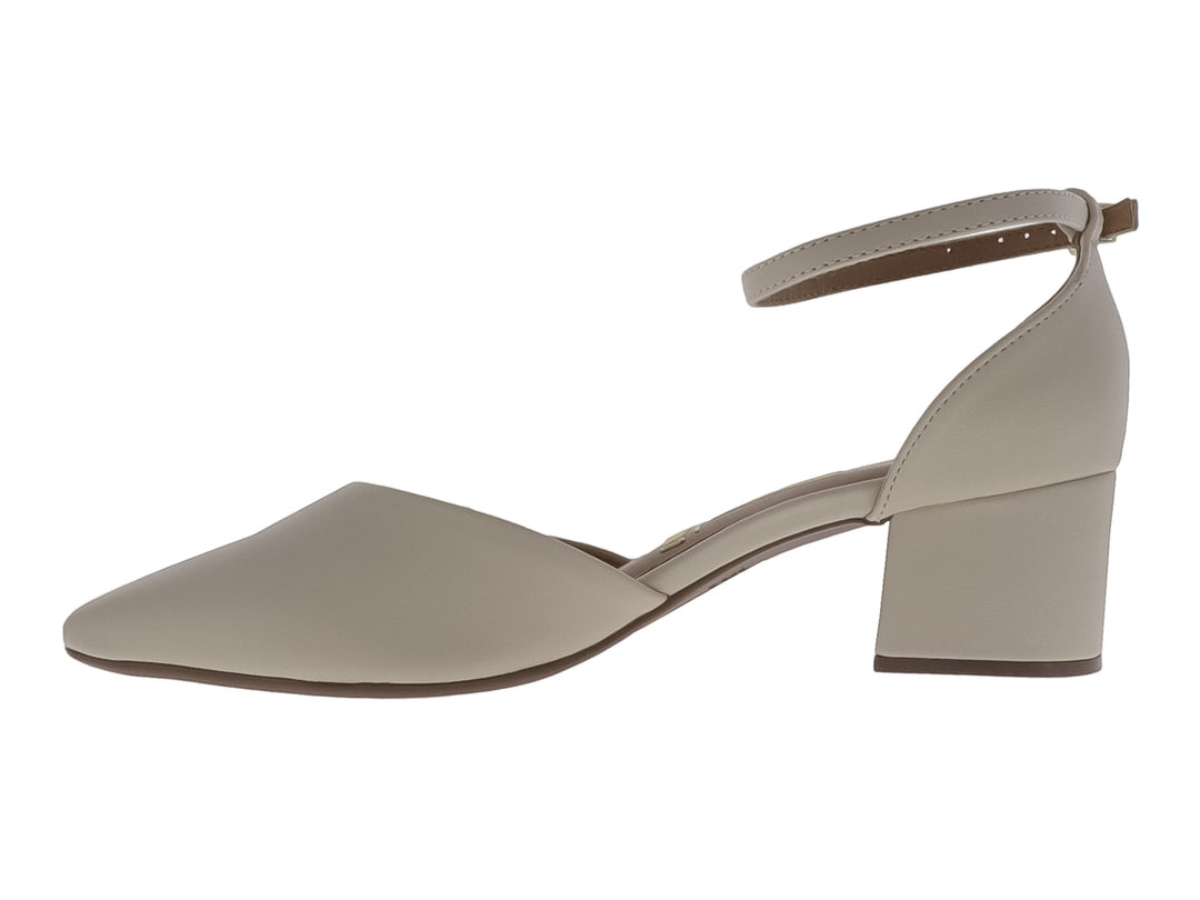 Zapato de tacón grueso color creme con punta fina y correa ajustable al tobillo para mujer.