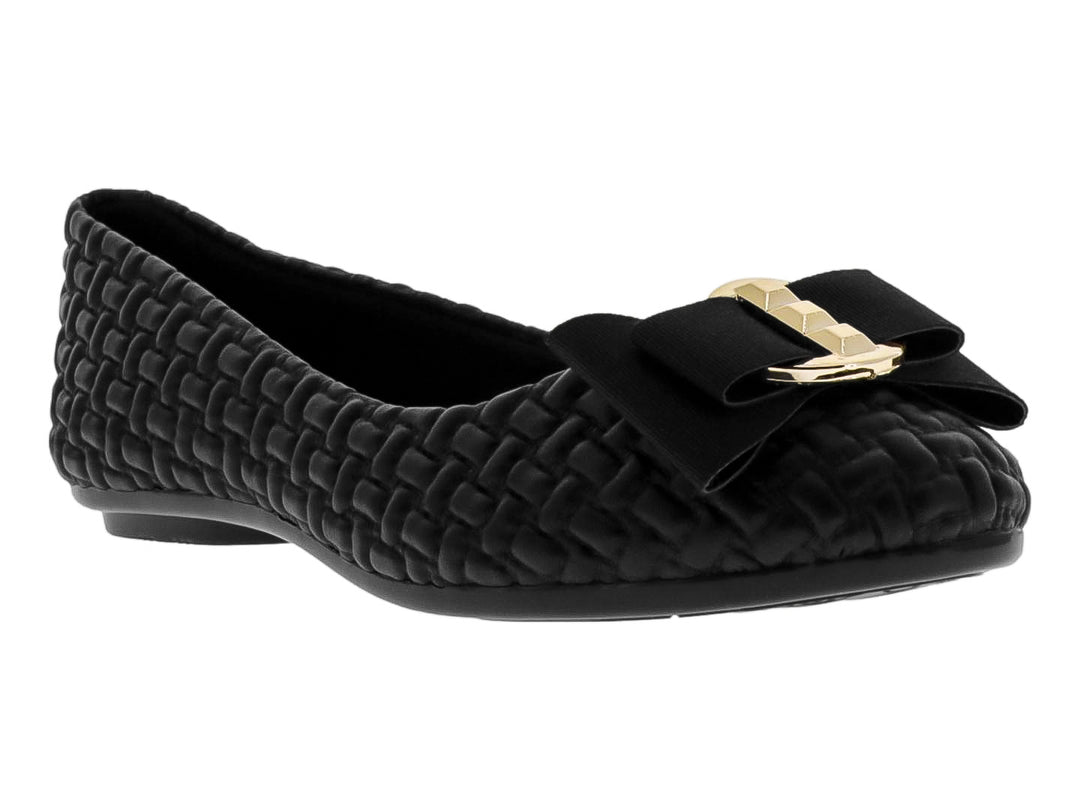 Zapato ballerina negro con textura trenzada y moño con detalle dorado.