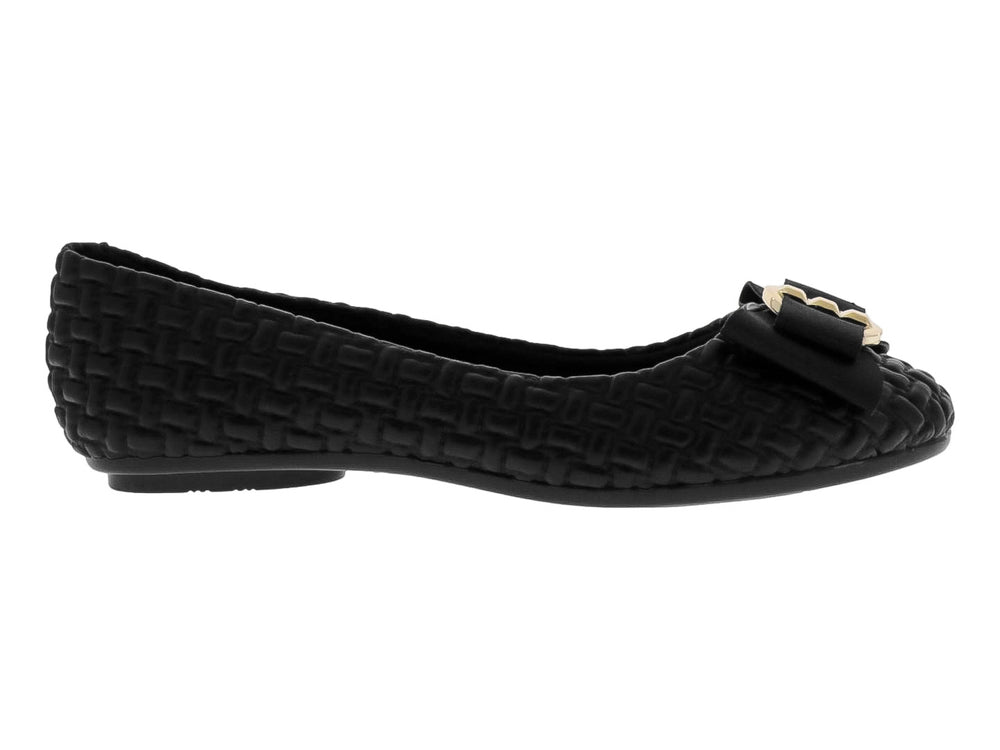 Zapato ballerina negro con textura trenzada y moño con detalle dorado.