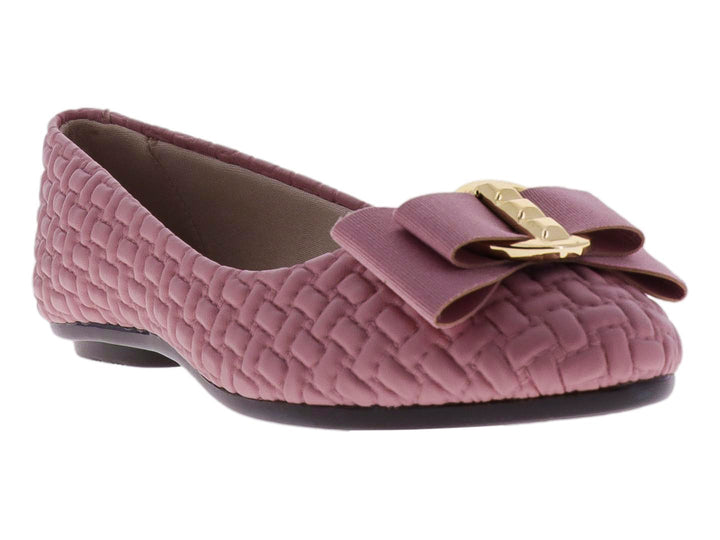 Zapato plano color rosa con textura trenzada y un moño con detalle dorado.