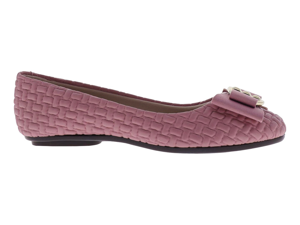 Zapato plano color rosa con textura trenzada y un moño con detalle dorado.