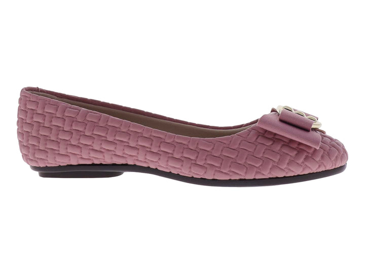 Zapato plano color rosa con textura trenzada y un moño con detalle dorado.