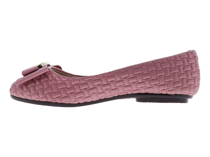 Zapato plano color rosa con textura trenzada y un moño con detalle dorado.