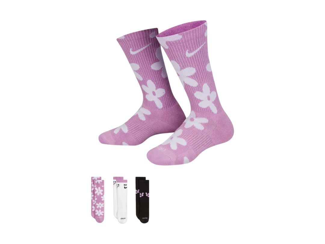 Paquete de tres pares de calcetines Nike con estampado de flores en colores rosa, blanco y negro.