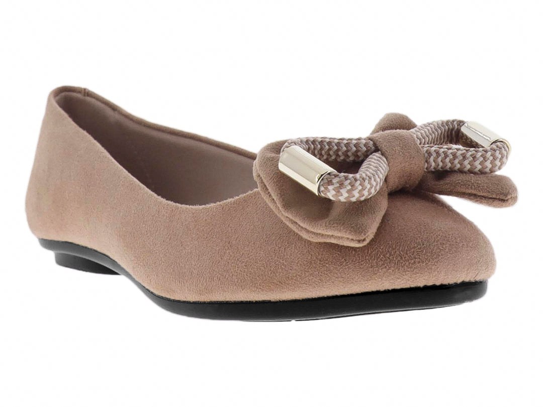 Zapato plano color nude de material tipo camurca con un moño decorativo y detalles plateados en el empeine.