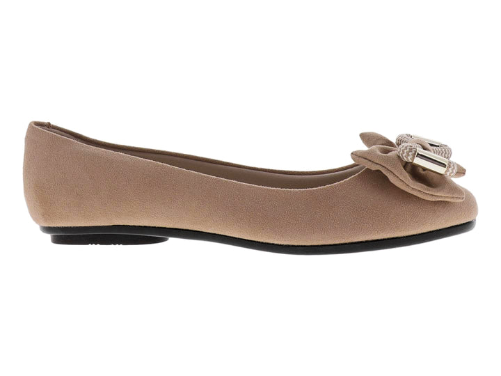 Zapato plano color nude de material tipo camurca con un moño decorativo y detalles plateados en el empeine.