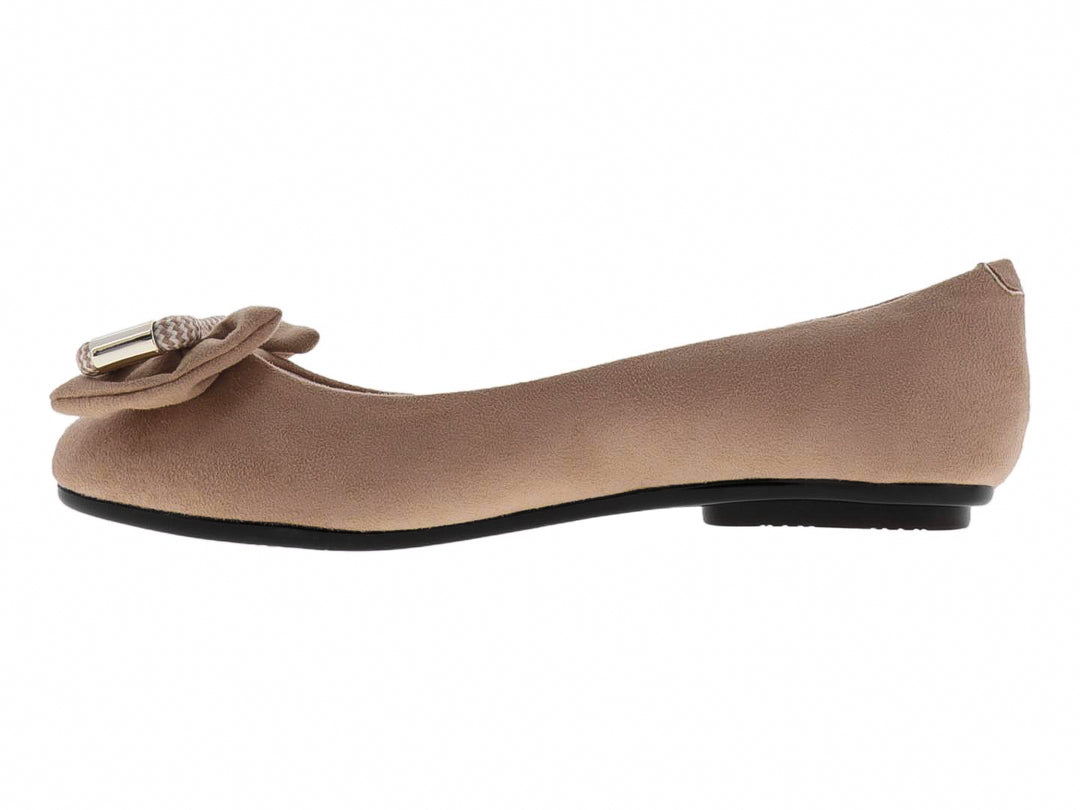Zapato plano color nude de material tipo camurca con un moño decorativo y detalles plateados en el empeine.