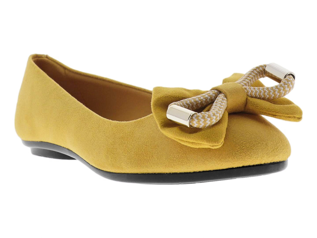 Zapato plano color mostaza de camurca con moño decorativo y herrajes plateados.
