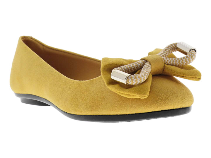 Zapato plano color mostaza de camurca con moño decorativo y herrajes plateados.
