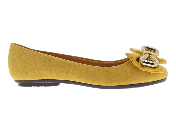 Zapato plano color mostaza de camurca con moño decorativo y herrajes plateados.