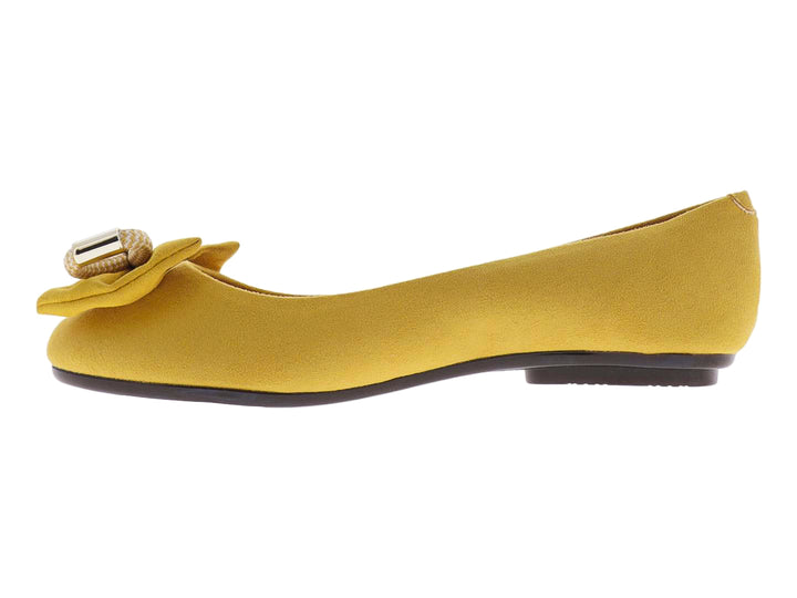 Zapato plano color mostaza de camurca con moño decorativo y herrajes plateados.