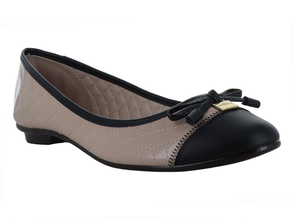 Zapato plano tipo ballerina para mujer en color beige con textura acolchada y punta negra con un pequeño moño.