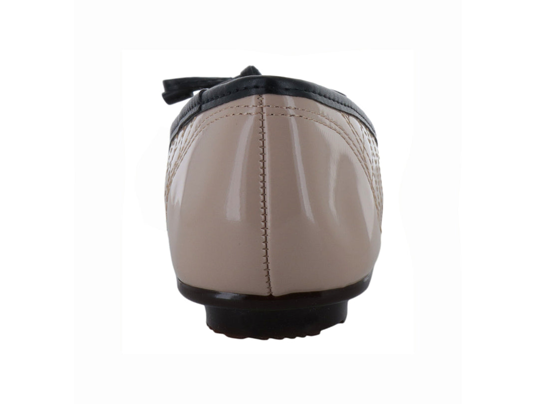 Zapato plano tipo ballerina para mujer en color beige con textura acolchada y punta negra con un pequeño moño.
