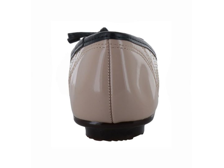 Zapato plano tipo ballerina para mujer en color beige con textura acolchada y punta negra con un pequeño moño.