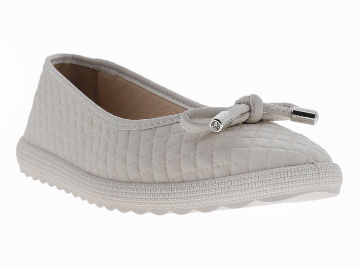 Zapato plano Moleca color blanco off con textura acolchada matelassé y detalle de moño decorativo en la punta.