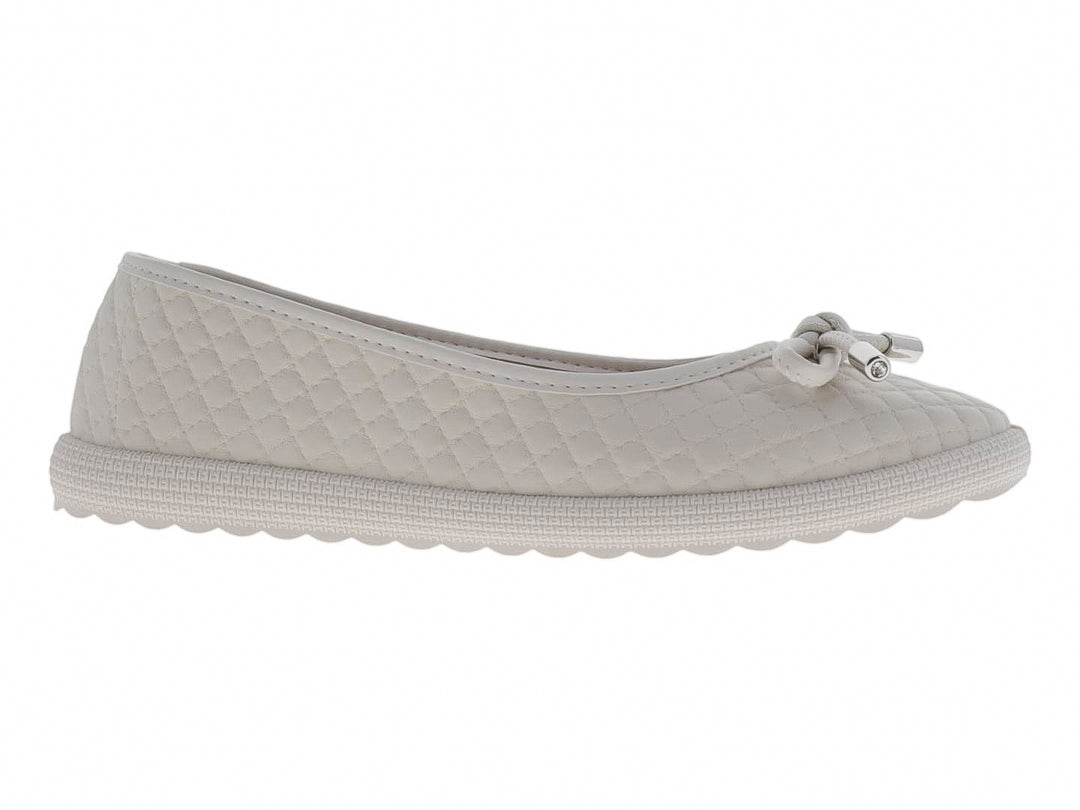 Zapato plano Moleca color blanco off con textura acolchada matelassé y detalle de moño decorativo en la punta.