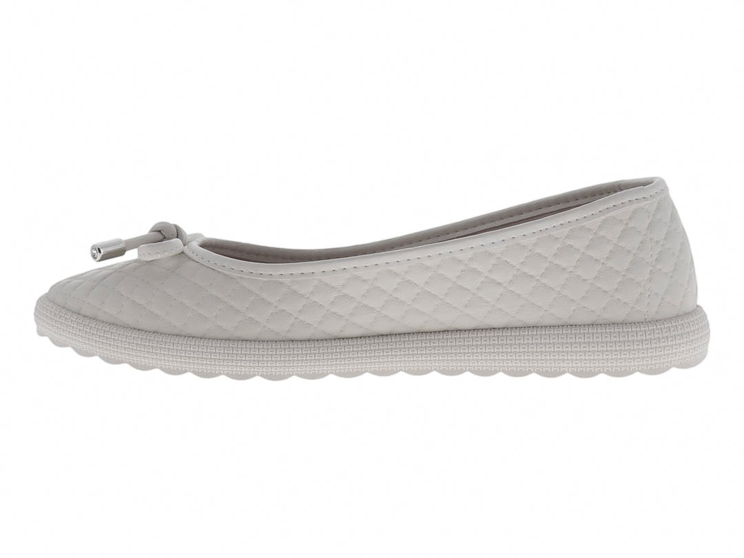 Zapato plano Moleca color blanco off con textura acolchada matelassé y detalle de moño decorativo en la punta.