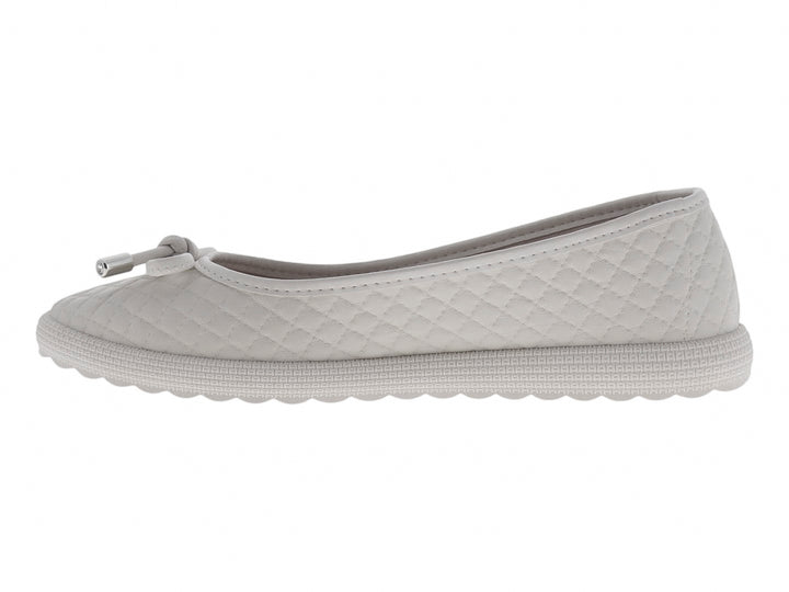 Zapato plano Moleca color blanco off con textura acolchada matelassé y detalle de moño decorativo en la punta.