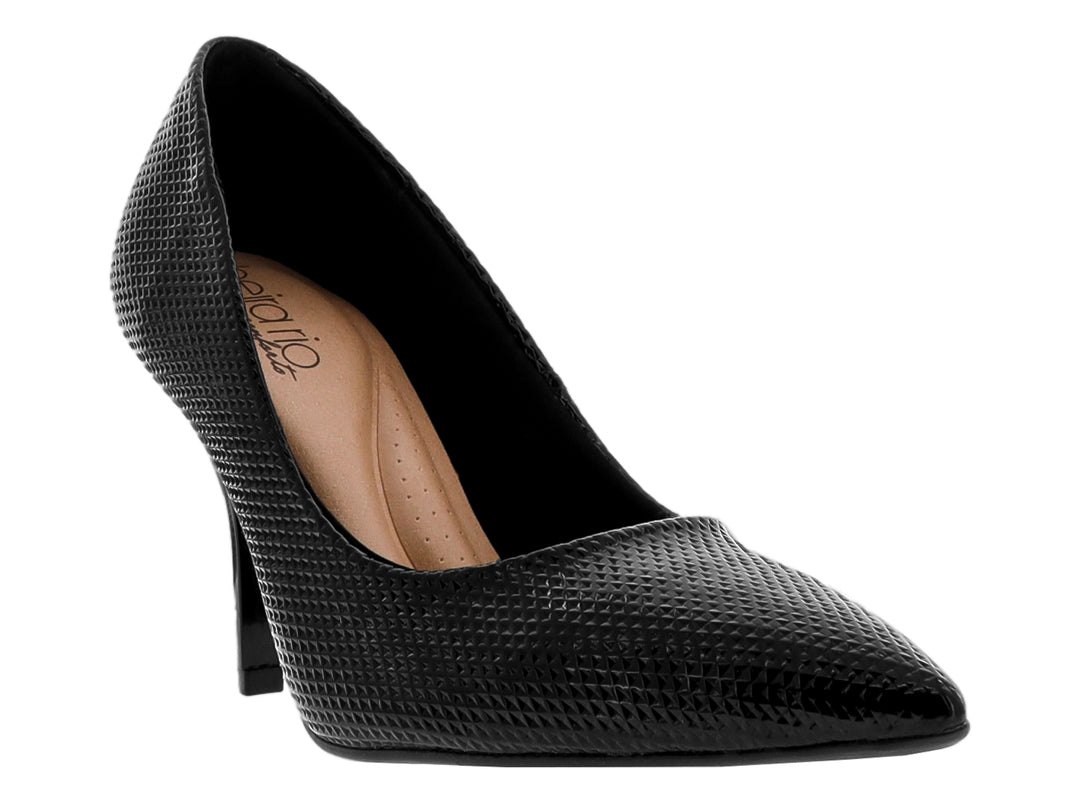 Zapato de tacón negro para mujer con acabado brillante y textura de panal en la superficie.