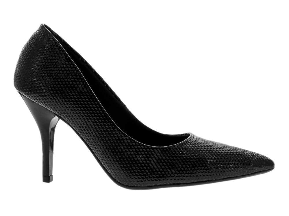 Zapato de tacón negro para mujer con acabado brillante y textura de panal en la superficie.