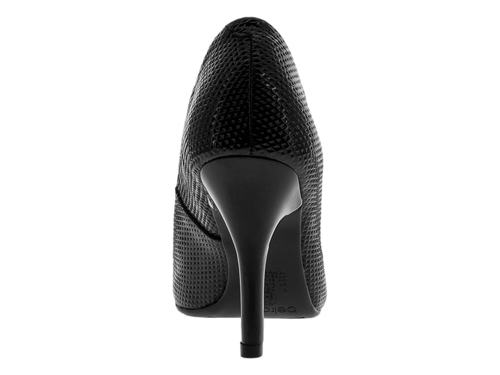 Zapato de tacón negro para mujer con acabado brillante y textura de panal en la superficie.