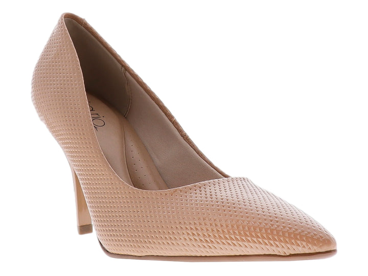 Zapato de tacón alto color nude con textura de panal y punta fina para mujer.