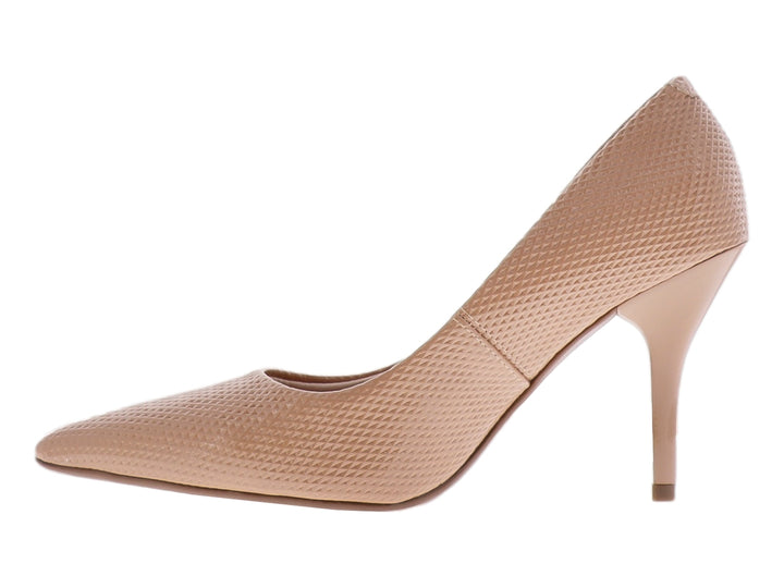 Zapato de tacón alto color nude con textura de panal y punta fina para mujer.