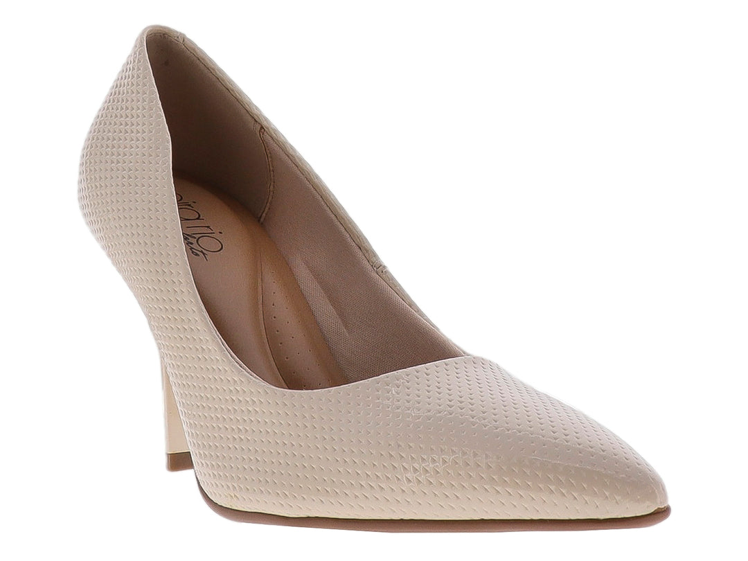 Zapato de tacón color beige para mujer con textura grabada y punta fina.