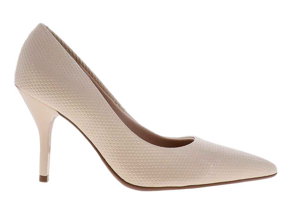 Zapato de tacón color beige para mujer con textura grabada y punta fina.