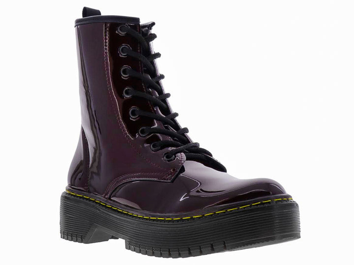 Botas de charol color merlot con cordones negros y suela gruesa de plataforma negra con costura amarilla.