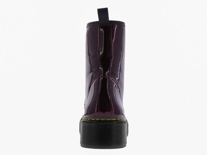 Botas de charol color merlot con cordones negros y suela gruesa de plataforma negra con costura amarilla.