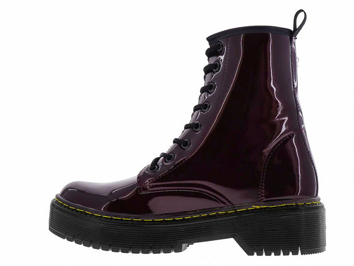 Botas de charol color merlot con cordones negros y suela gruesa de plataforma negra con costura amarilla.