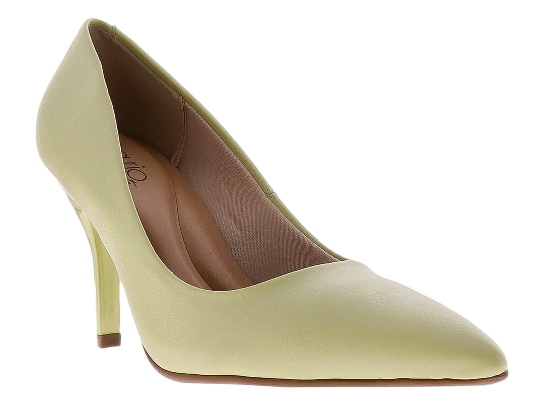 Zapato de tacón cerrado para mujer en color pistache con acabado liso y punta redondeada.