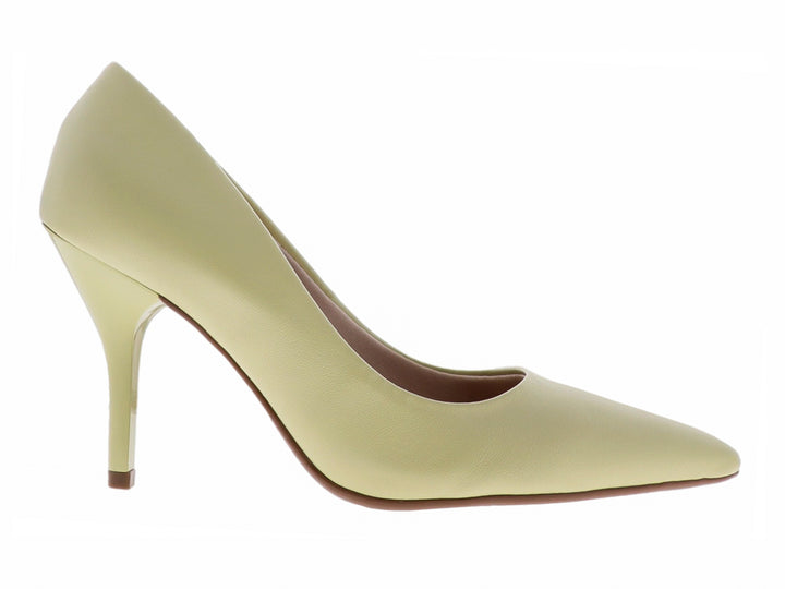 Zapato de tacón cerrado para mujer en color pistache con acabado liso y punta redondeada.