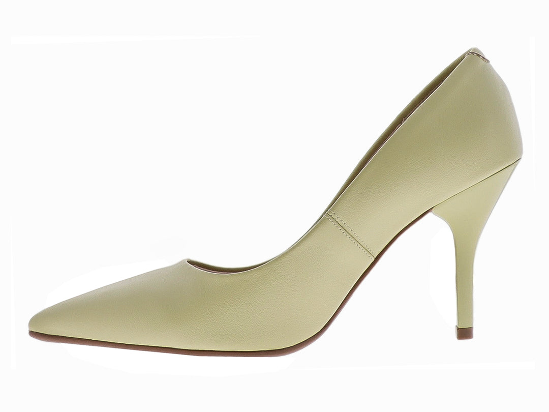 Zapato de tacón cerrado para mujer en color pistache con acabado liso y punta redondeada.