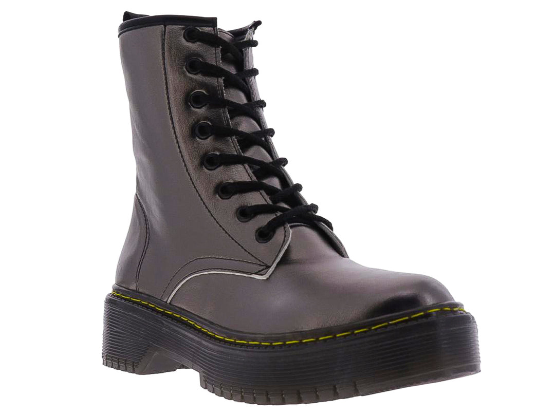 Bota militar gris metalizada con cordones negros y suela de plataforma negra con costura amarilla.