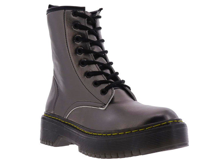 Bota militar gris metalizada con cordones negros y suela de plataforma negra con costura amarilla.
