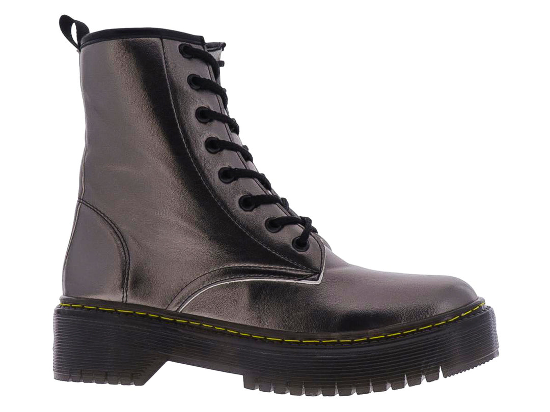 Bota militar gris metalizada con cordones negros y suela de plataforma negra con costura amarilla.